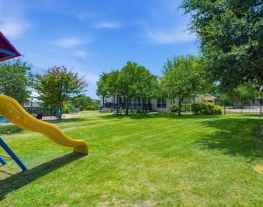 600 Huck Finn Trl - Photo Thumbnail 21