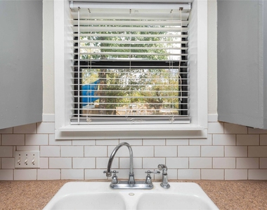 406 Lexington Rd - Photo Thumbnail 12