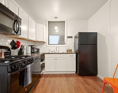 302 E 30th St - Photo Thumbnail 5