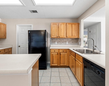 1704 Matagorda Dr - Photo Thumbnail 11