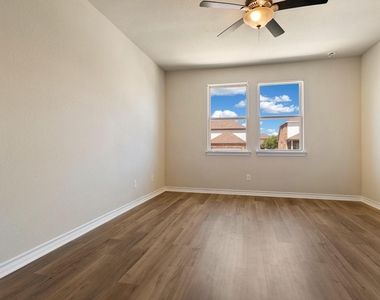 1341 Eagle Ray St - Photo Thumbnail 13