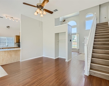 8904 Marthas Dr - Photo Thumbnail 4