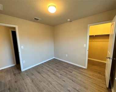 704 Silver Wing Dr - Photo Thumbnail 11