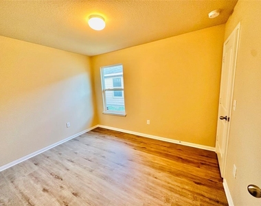 704 Silver Wing Dr - Photo Thumbnail 9