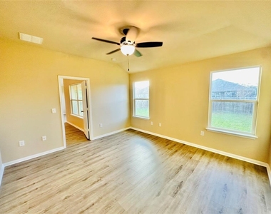 704 Silver Wing Dr - Photo Thumbnail 5