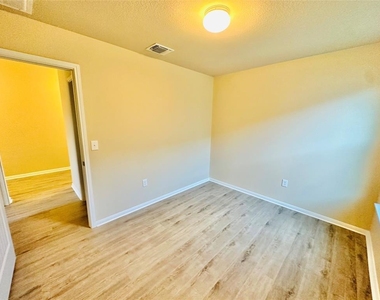 704 Silver Wing Dr - Photo Thumbnail 8