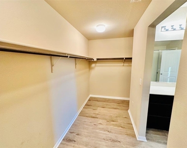 704 Silver Wing Dr - Photo Thumbnail 7