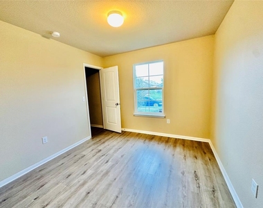704 Silver Wing Dr - Photo Thumbnail 12