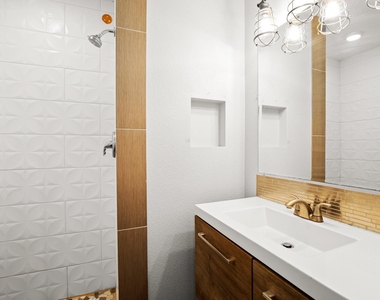 909 Reinli St - Photo Thumbnail 17