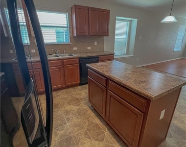 325 Altamont St - Photo Thumbnail 3