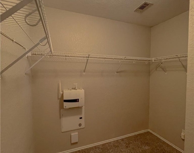 325 Altamont St - Photo Thumbnail 17