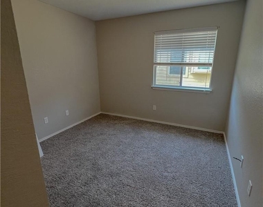 325 Altamont St - Photo Thumbnail 8