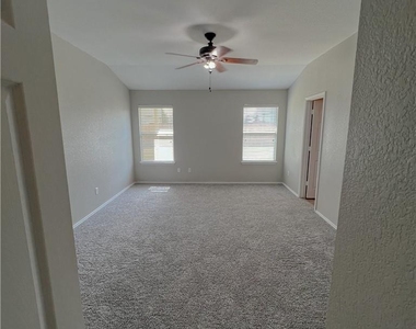 325 Altamont St - Photo Thumbnail 12