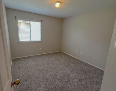 325 Altamont St - Photo Thumbnail 7