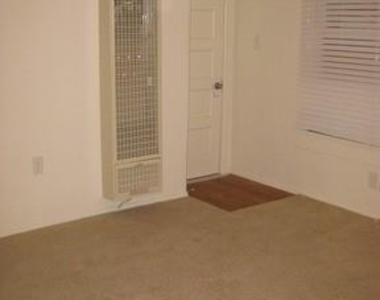 302 E 30th St - Photo Thumbnail 4