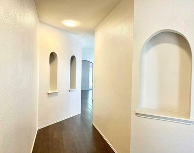 615 Settlement St - Photo Thumbnail 5