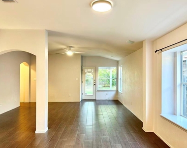 615 Settlement St - Photo Thumbnail 6