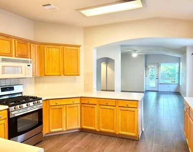 615 Settlement St - Photo Thumbnail 11
