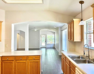 615 Settlement St - Photo Thumbnail 9