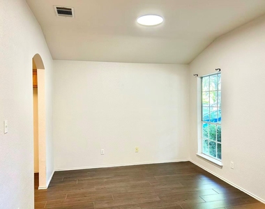 615 Settlement St - Photo Thumbnail 4