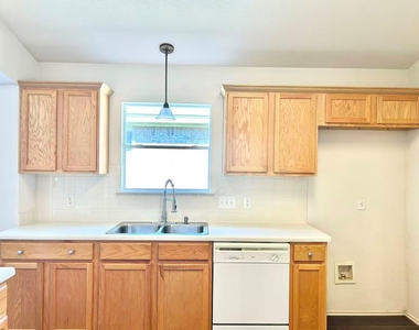 615 Settlement St - Photo Thumbnail 10