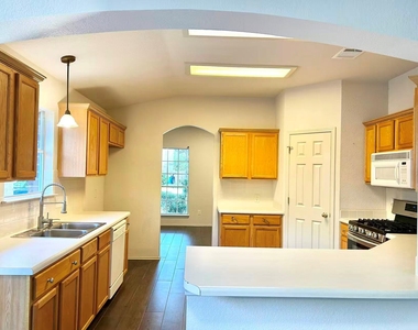 615 Settlement St - Photo Thumbnail 12