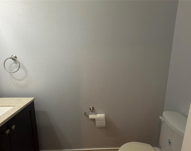 400 West St - Photo Thumbnail 9