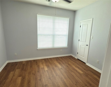 400 West St - Photo Thumbnail 6