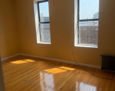 West 190th Street - Photo Thumbnail 4