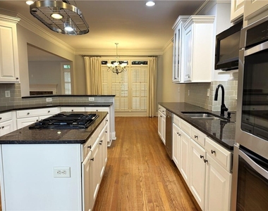 871 Lenox Ct Ne - Photo Thumbnail 8
