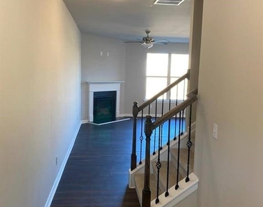 200 Broadleaf Walk - Photo Thumbnail 2