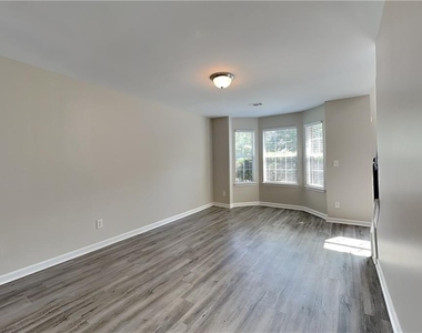 98 Margaret Crossing - Photo Thumbnail 10