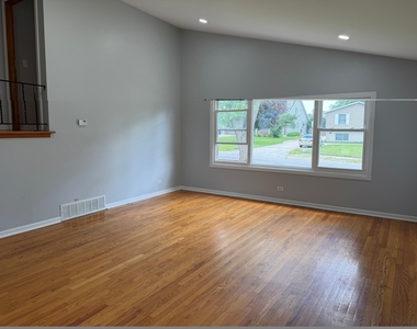 934 S Harvard Avenue - Photo Thumbnail 2