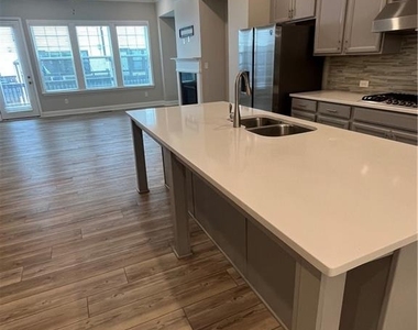 942 Catamaran Court - Photo Thumbnail 5