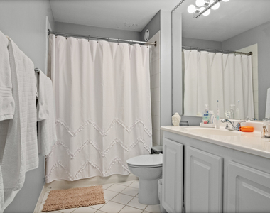 345 N La Salle Drive - Photo Thumbnail 4