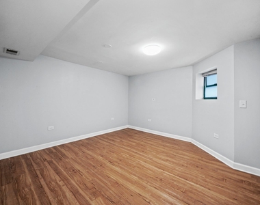 2642 N Sacramento Avenue - Photo Thumbnail 3