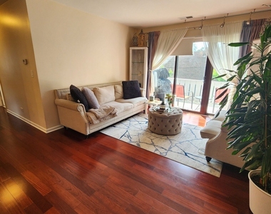 220 Hawthorne Court - Photo Thumbnail 5