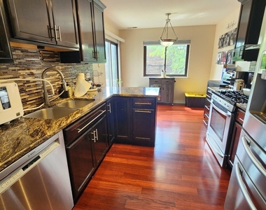 220 Hawthorne Court - Photo Thumbnail 10