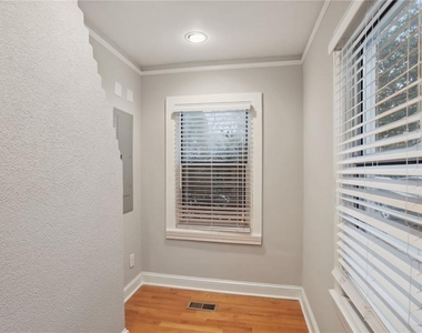 99 Bates Avenue Ne - Photo Thumbnail 4