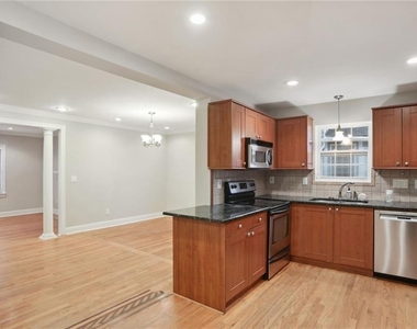 99 Bates Avenue Ne - Photo Thumbnail 7