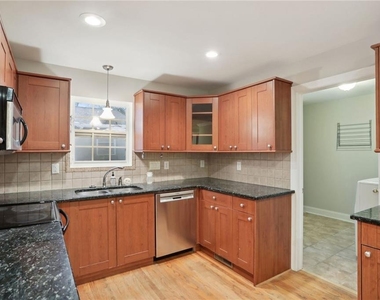 99 Bates Avenue Ne - Photo Thumbnail 6