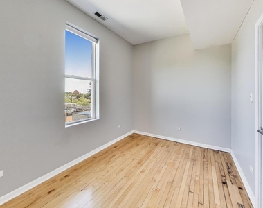 2733 N Mozart Street - Photo Thumbnail 13