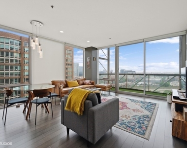 653 N Kingsbury Street - Photo Thumbnail 5