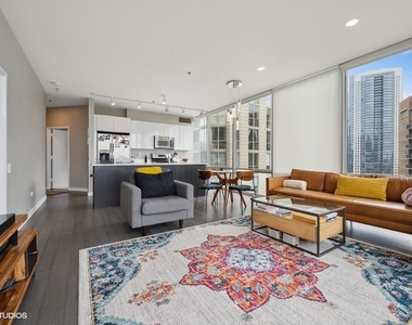 653 N Kingsbury Street - Photo Thumbnail 4