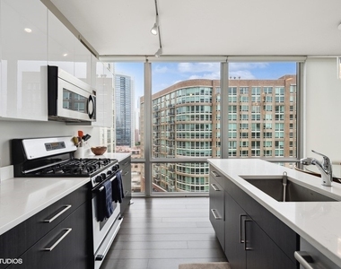 653 N Kingsbury Street - Photo Thumbnail 7