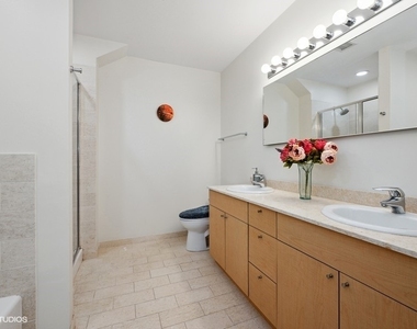 653 N Kingsbury Street - Photo Thumbnail 12