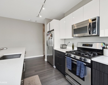 653 N Kingsbury Street - Photo Thumbnail 8