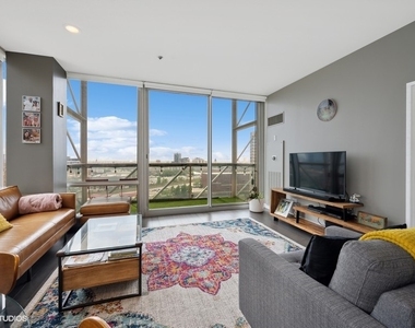 653 N Kingsbury Street - Photo Thumbnail 3