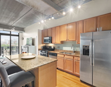 811 W 15th Place - Photo Thumbnail 1