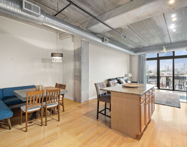 811 W 15th Place - Photo Thumbnail 2